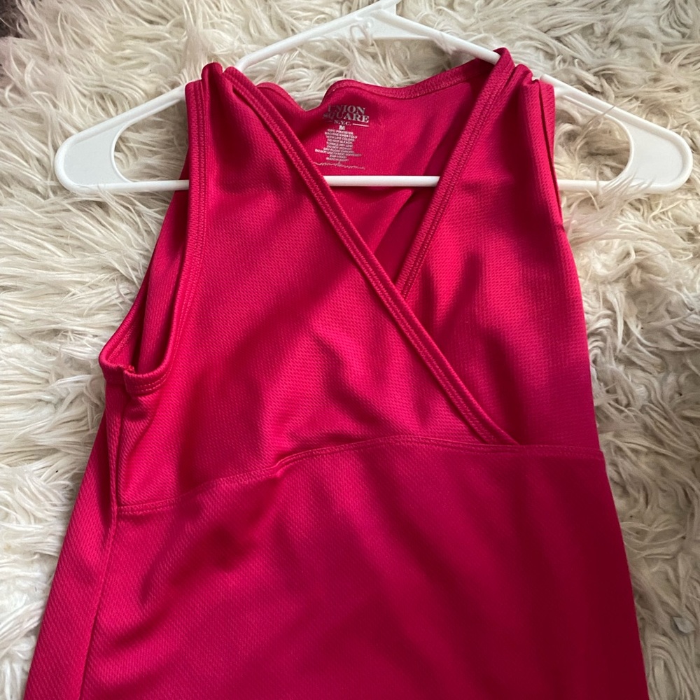UNION SQUARE hot pink vneck tank top size medium GREAT CONDITION!!